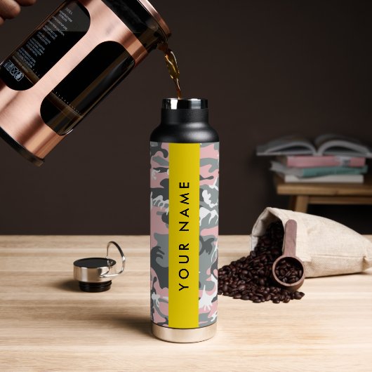 ピンクとグレーの迷彩自分の名前をパーソナライズ ウォーターボトル (コーヒー)