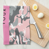 ピンクとグレーの迷彩自分の名前をパーソナライズ キッチンタオル (四つ折り)