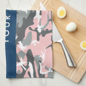 ピンクとグレーの迷彩自分の名前をパーソナライズ キッチンタオル (四つ折り)