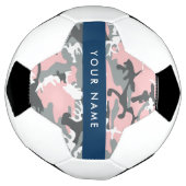 ピンクとグレーの迷彩自分の名前をパーソナライズ サッカーボール (回転)