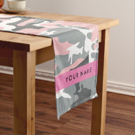 ピンクとグレーの迷彩自分の名前をパーソナライズ ショートテーブルランナー