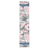 ピンクとグレーの迷彩自分の名前をパーソナライズ ショートテーブルランナー (正面)