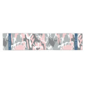 ピンクとグレーの迷彩自分の名前をパーソナライズ ショートテーブルランナー (横)