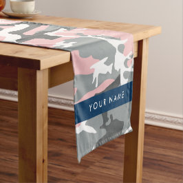 ピンクとグレーの迷彩自分の名前をパーソナライズ ショートテーブルランナー