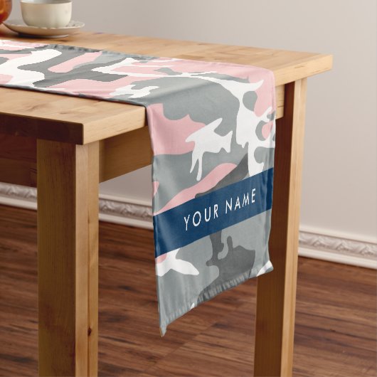 ピンクとグレーの迷彩自分の名前をパーソナライズ ショートテーブルランナー (インサイチュ)