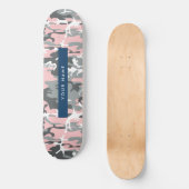 ピンクとグレーの迷彩自分の名前をパーソナライズ スケートボード (正面)