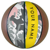 ピンクとグレーの迷彩自分の名前をパーソナライズ バスケットボール (縦)