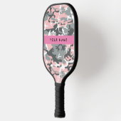 ピンクとグレーの迷彩自分の名前をパーソナライズ ピックルボールラケット (左)