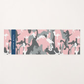 ピンクとグレーの迷彩自分の名前をパーソナライズ ヨガマット (正面(横))