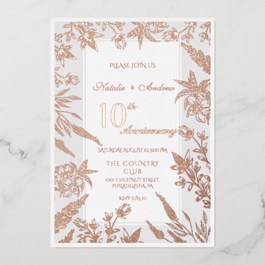 ピンクとグレーの野生の花のアニバーサリー 箔招待状 (正面)