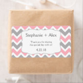 ピンクとグレーシェブロンの水ボトカスタマイズル – それ！ ラベル (インサイチュ)