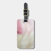 ピンクとサテンの生地の外観とイニシャル ラゲッジタグ (正面縦)