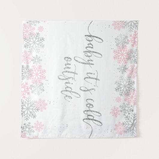 ピンクとシルバーの冬の雪の結晶 タペストリー (正面(横))