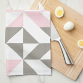 ピンクとシルバーの幾何学的ジグザグ キッチンタオル (四つ折り)