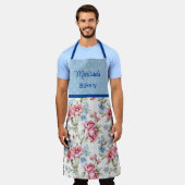 ピンクとスカイブルーのフローラ-水玉模様 モノグラムの エプロン (着用した状態)