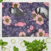 ピンクとスミレの野生バラの《鳥》アメリカゴガラ キッチンタオル (折り畳み)