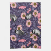 ピンクとスミレの野生バラの《鳥》アメリカゴガラ キッチンタオル (縦)