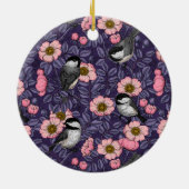 ピンクとスミレの野生バラの《鳥》アメリカゴガラ セラミックオーナメント (裏面)