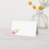 ピンクとセージグリーンのマグノリアのウェディング プレイスカード (正面)