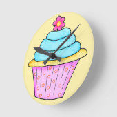 ピンクとターコイズのカップケーキクロック ラウンド壁時計 (傾斜)