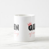 ピンクとダークグレーの女王文字デザイン コーヒーマグカップ (中央)