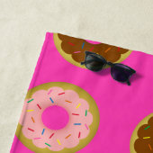 ピンクとチョコレートを振りかけるドーナッツピ気にック ビーチタオル (インサイチュ)