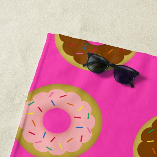 ピンクとチョコレートを振りかけるドーナッツピ気にック ビーチタオル (インサイチュ)