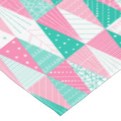 ピンクとティール（緑がかった色）クリスマスツリー テーブルクロス (アングル)