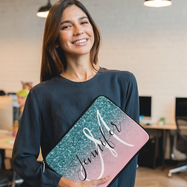 ピンクとティール（緑がかった色）グラデーショングリッターモノグラムの ラップトップスリーブ (You can change the font style, size and placement of the name and monogram.)