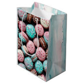 ピンクとティール（緑がかった色）マカロン誕生日 ミディアムペーパーバッグ (裏面アングル)