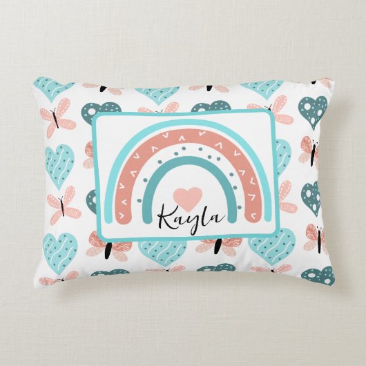 ピンクとティール(緑がかった色)虹、蝶とハート アクセントクッション (正面)