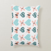 ピンクとティール(緑がかった色)虹、蝶とハート アクセントクッション (裏面(縦))