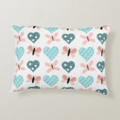 ピンクとティール(緑がかった色)虹、蝶とハート アクセントクッション (裏面)