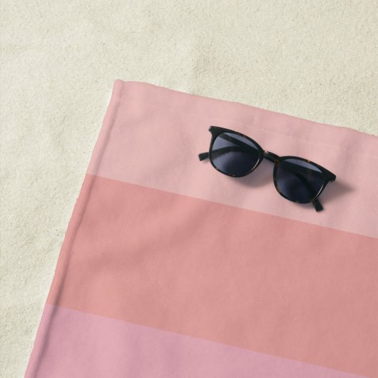 ピンクとテラコッタボホ幾何ストライプ的な名前 ビーチタオル (インサイチュ)