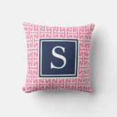 ピンクとネイビーのパタ名門私立校風のーン・モノグラム クッション (正面)