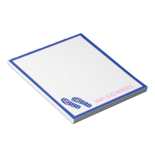 ピンクとネイビーの水玉模様がフロップスをフリップパーソナライズされた ノートパッド (アングル)