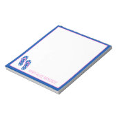 ピンクとネイビーの水玉模様がフロップスをフリップパーソナライズされた ノートパッド (回転)