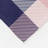 ピンクとネイビーのPlaid、市松模様に、タータンチェックシームレス フリースブランケット (角)