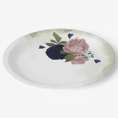 ピンクとネイビーブルーの花が緑 ペーパープレート (アングル)