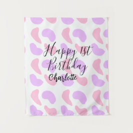 ピンクとパープルの抽象的な形のハッピー1歳誕生日ネーム タペストリー