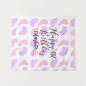 ピンクとパープルの抽象的な形のハッピー1歳誕生日ネーム タペストリー (正面(横))