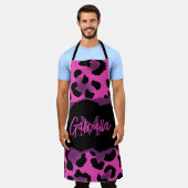ピンクとパープルヒョウのプリント エプロン (着用した状態)