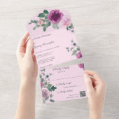 ピンクとフクシアのバラが飾られたピンクのQRコード オールインワン招待状 (貼ってはがせる)