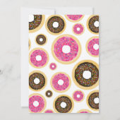 ピンクとブラウンのスパンコルドーナツ 現代の誕生日パーティー 招待状 (裏面)