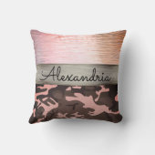 ピンクとブラウンの迷彩柄 パーソナライズされた クッション (裏面)