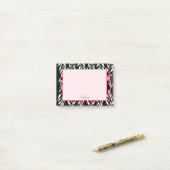 ピンクとブラックのかわいらしフローラ ポストイット (デスク上)