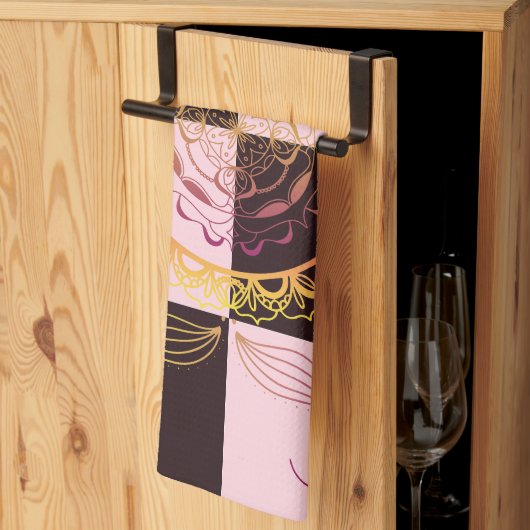 ピンクとブラックのグラフィックアート、神秘的なチェッカーボード キッチンタオル (三つ折り)