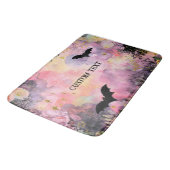 ピンクとブラックのシ不気味ーズン バスマット (アングル)