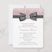 ピンクとブラックのダマスク卒業発表 招待状 (裏面)