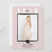 ピンクとブラックのトレンディー卒業写真(任意の色) 招待状 (正面)